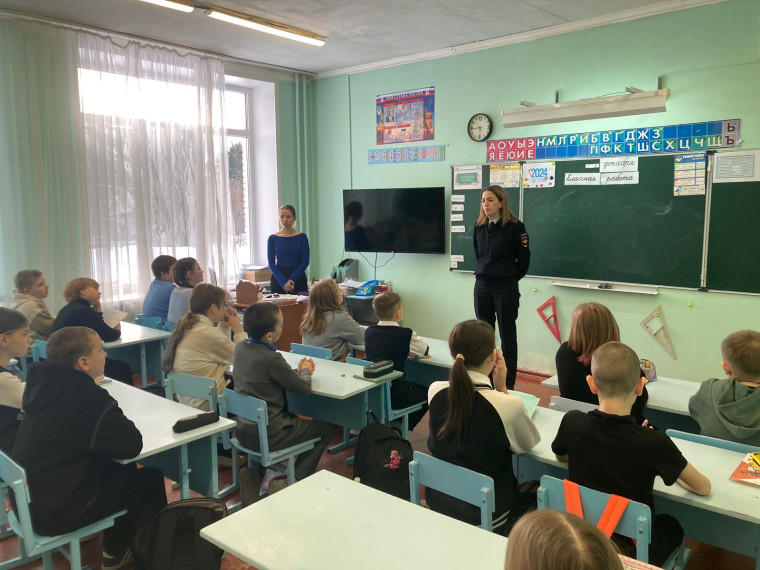 20.12.2024 Старший Инспектор ПДН Баранова Алена Сергеевна провела беседу о пиротехнике с учениками младших классов МАОУ ООШ № 10..